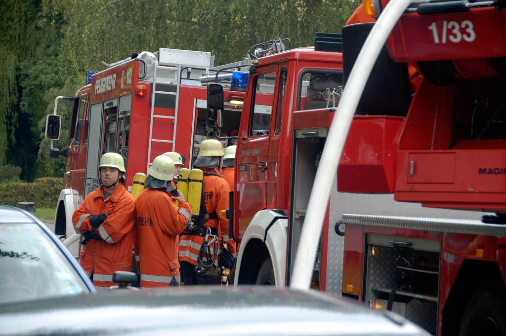 Groeinsatz fr die Feuerwehrabteilung Rheinfelden, die mit 22 Leuten, zwei Lschfahrzeugen und der Drehleiter gefordert war.