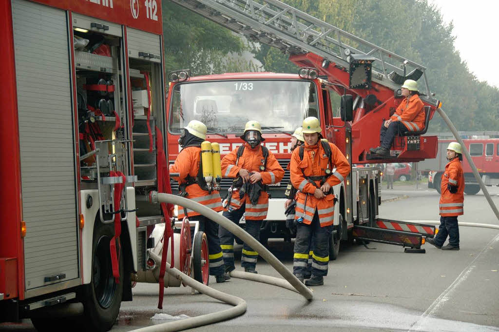 Groeinsatz fr die Feuerwehrabteilung Rheinfelden, die mit 22 Leuten, zwei Lschfahrzeugen und der Drehleiter gefordert war.