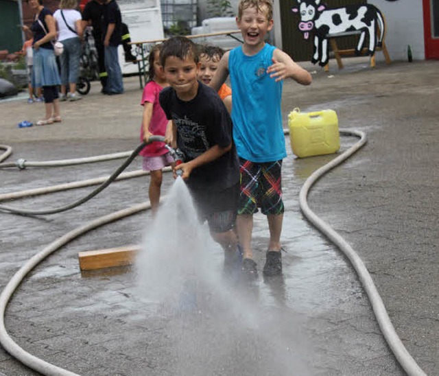 Bei der Station &#8222;Schlauchwassers... fhren und den Ball ins Ziel bringen.  | Foto: nina witwicki