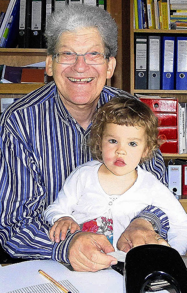 Immer noch am  Schreibtisch: Bernhard ...er dreijhrigen Enkeltochter  Judith.   | Foto: Herbst