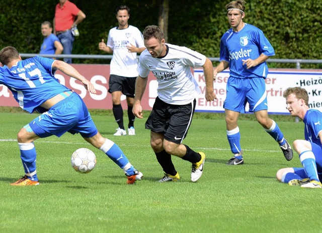 Daniele Cassetta vom SV Weil (Mitte) l... und erzielt das 1:1 zum Saisonstart.   | Foto: Jochen Dippel