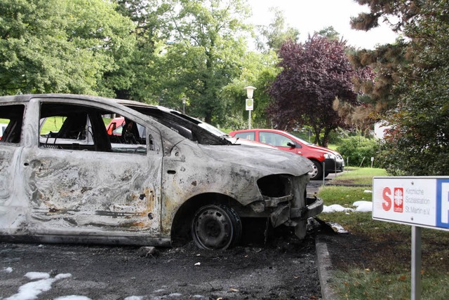 Bei dem zweiten Brandanschlag gingen zwei Caritas-Wagen in Flammen auf.  | Foto: Katja Mielcarek