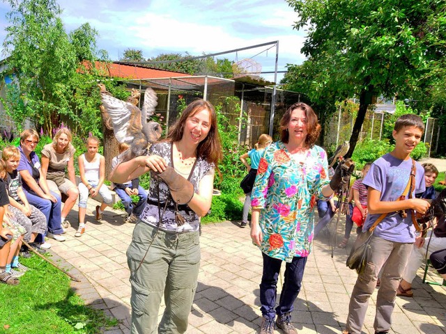 Naturpdagogin Eva Hoffmann,  Isabell ...l  Geschick im Umgang mit  Raubvgeln.  | Foto: Dieter Erggelet