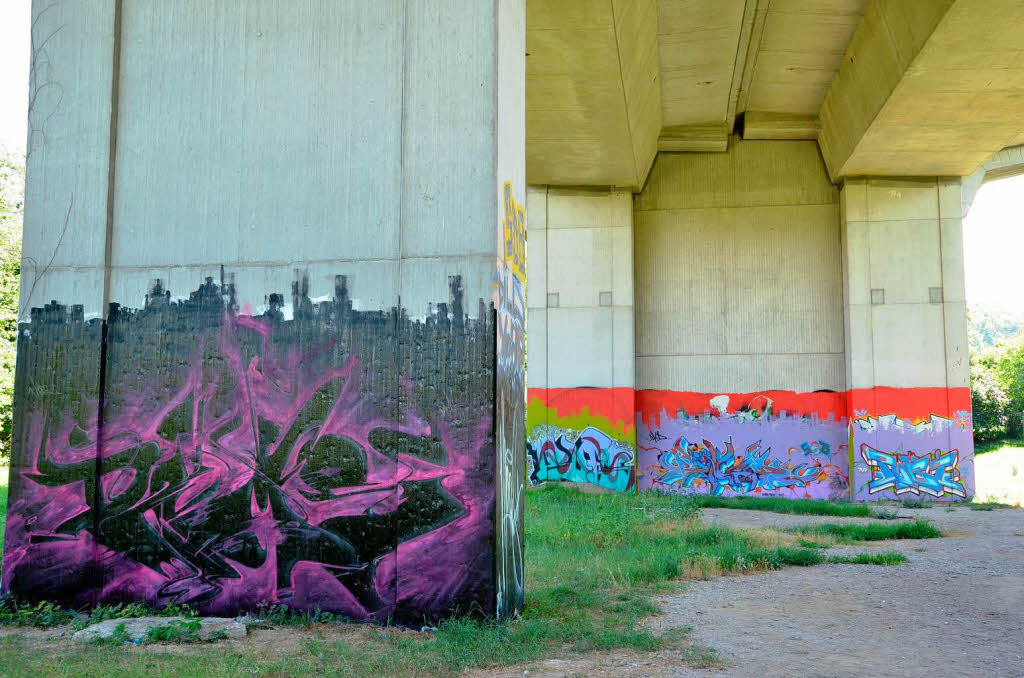 Kunstwerke an der Autobahnbrcke ber dem Wiesental.