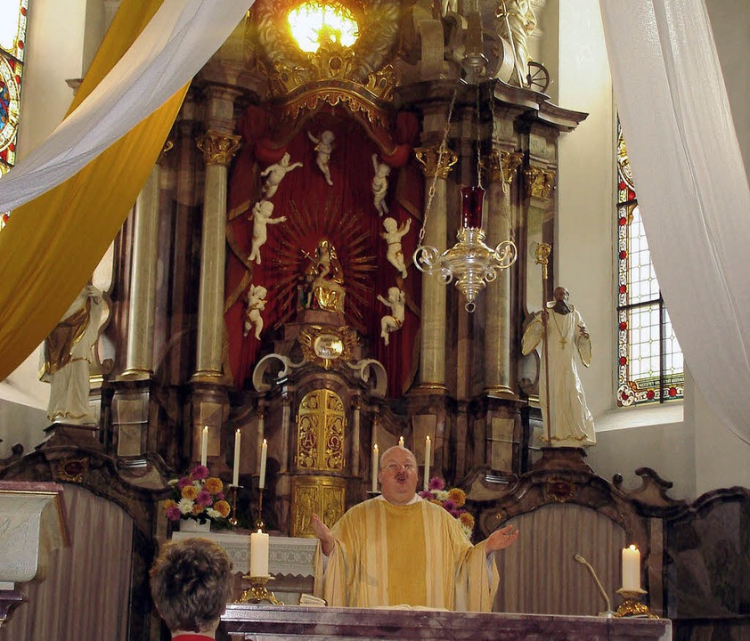 Pfarrer Eckart Kopp feierte die Messe ...em eindrucksvollen barocken Hochaltar.  | Foto: Erhard Morath
