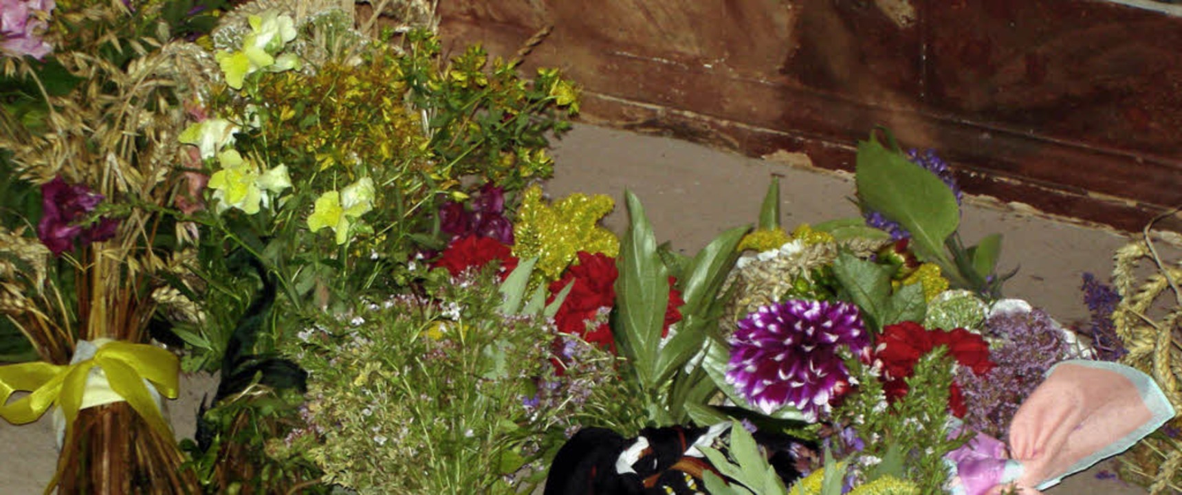 Mehr als 30 Kräuter- und Blumengebinde...ltar niedergelegt, ein schöner Brauch.  | Foto: Erhard Morath