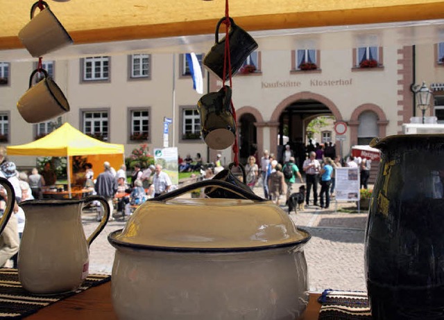 Auch kunstvolle Keramik gab es beim er...t.  Peter beim Besticken der  Tracht.   | Foto: Andreas Peikert