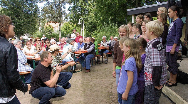 Einen spontanen Auftritt gab es bei de...Jugendchor im Kurgarten in Lenzkirch.   | Foto: HORST A. BSS