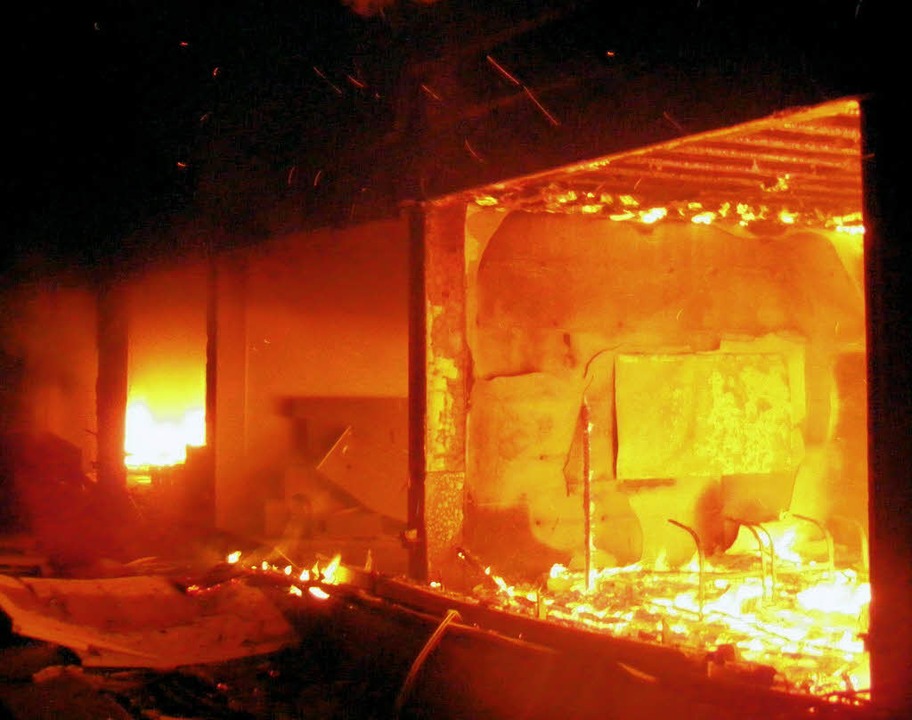 Nach einer Explosion brannte ein zweis...r in der Nacht auf Montag lichterloh.   | Foto: Polizei