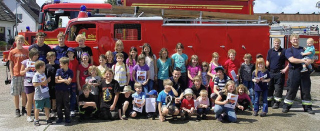 Unterhaltsam und lehrreich war die Begegnung der Kinder  mit der Feuerwehr.  | Foto: Marion Domann