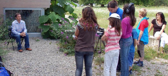 Ottmar Schmidt (links) stellte sich auf dem LGS-Gelnde den Fragen der Kinder.  | Foto: Steineck