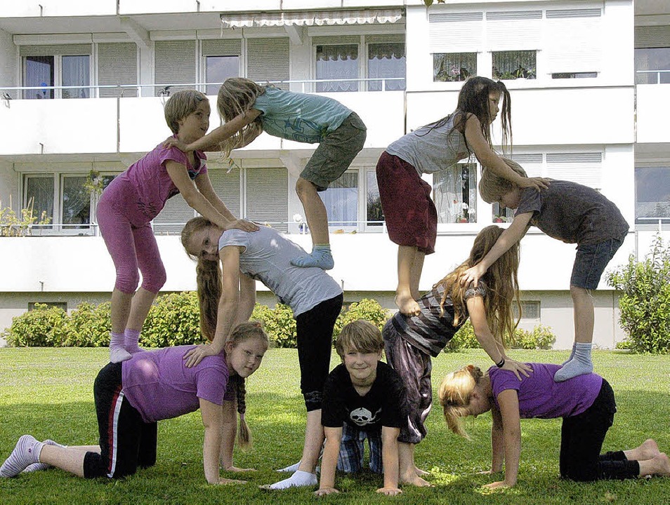 Die Pyramide fordert Teamarbeit der Kinder.   | Foto: Martina Proprenter