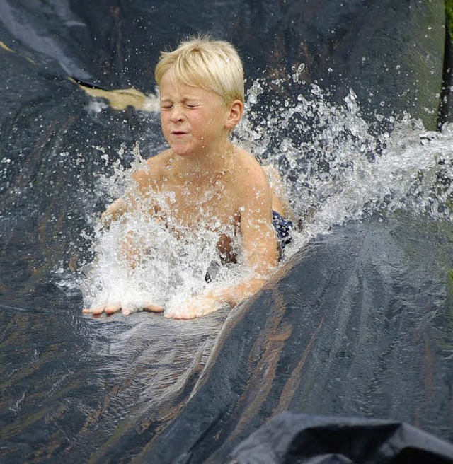 Die Wasserrutsche ist der groe Renner bei den Kindern.   | Foto: Siebold