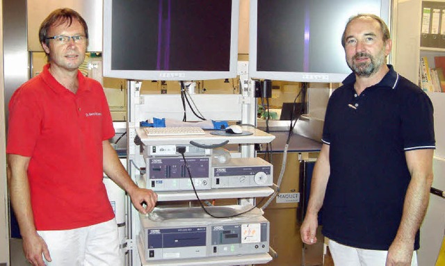 Dr. Bernd Schenkluhn (links) und Dr. H...n hochauflsenden Monitore des Turms.   | Foto: Christiane Weishaupt