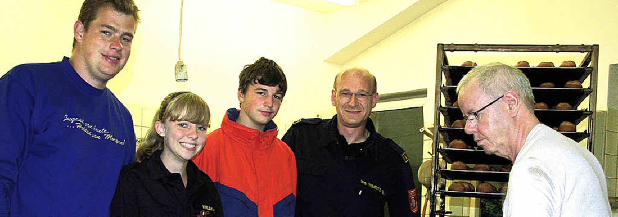 Der Jugendleiter der Bad Säckinger Jug...mit den frischen Brötchen (von links).  | Foto: bz