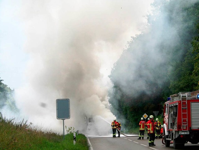 Gegen die Flammen und viel Qualm kmpf...nner beim Fahrzeugbrand auf der B 314.  | Foto: Juliane Khnemund