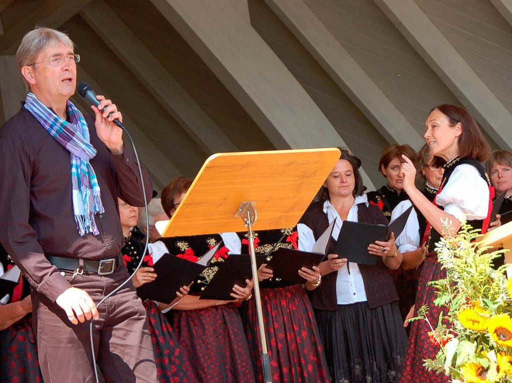 Berthold Weiger sang und sprach das Solo. Seine Frau Ursula Wschle-Weiger dirigierte den Kirchenchor