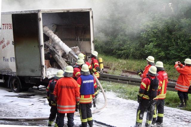 Lastkraftwagen steht bei Grimmelshofen in Flammen