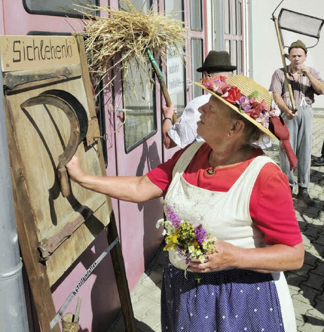 Mit Schmackes wird die Sichel ins Sche...rd das Ende der Getreidernte gefeiert.  | Foto: Alexander Anlicker