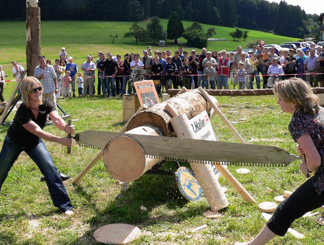 &#8222;Hau ruck!&#8220; Auch das angeb...ten Dorffest Leistung beim Wettsgen.   | Foto: Archiv Kurt Meier