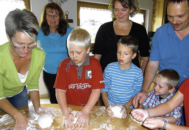 Die Kinder  waren eifrig bei der Sache... die Eltern schauten interessiert zu.   | Foto: Albert Liertz