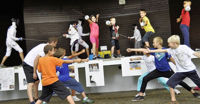 Aller Anfang ist Beinarbeit: Kinder beim Ferienfechten.  | Foto: hubert bleyer