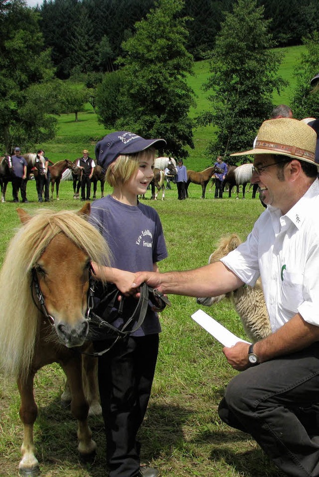 Fohlenschau in Kohlenbach: Wilhelm Kur...&#8220; des Mini-Shetty-Siegerfohlens.  | Foto: monika rombach