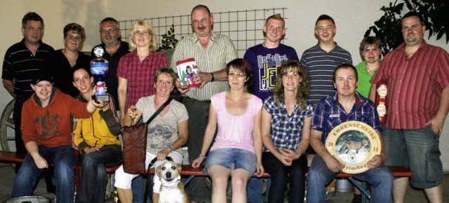 Bei den Welmlinger Sportschtzen geehr...andenburg (stehend, vierte von links).  | Foto: cremer