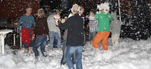 Schneetreiben im Sommer? Ein besondere...ad war der Tanz auf dem Schaumteppich.  | Foto: Ulrike Jger