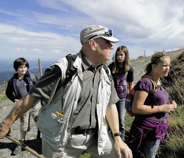 Naturfhrer Udo Bornkessel mit angehen...em Belchen beim lehrreichen Rundgang.   | Foto: Veronika Frank