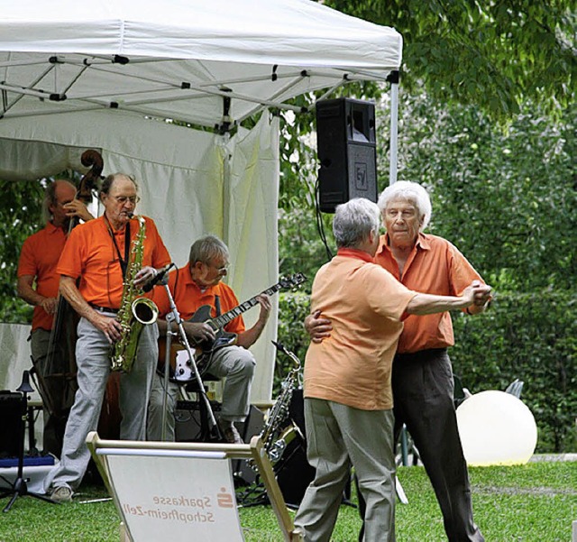 Ein paar Tropfen Regen konnten Tanzfre...rhouse-Stompers spielten unterm Zelt.   | Foto: Hans-Jrgen Hege