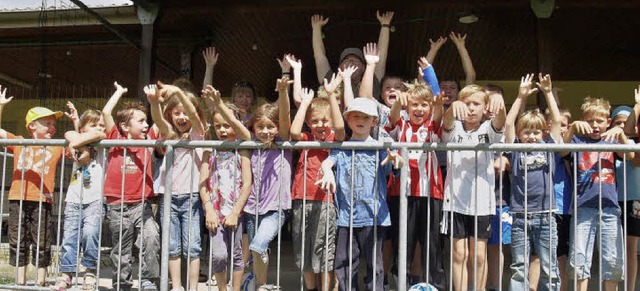 Begeisterte Heimbacher Kinder: Die Fer...aktion des SV Heimbach kam bestens an.  | Foto: Aribert Rssel