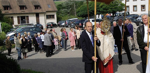 Nach dem Gottesdienst zog die Prozession durch das Dorf.  | Foto: Hentschel