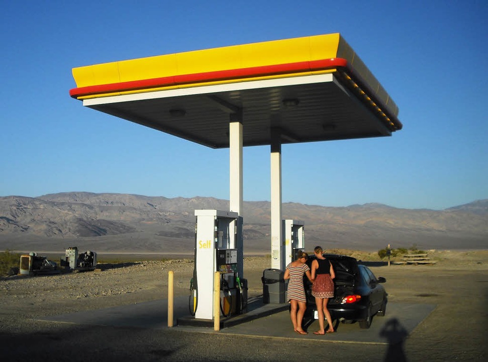 Rot-gelbe Erlösung unter strahlend blauem Wüstenhimmel: eine Tankstelle  | Foto: Maria Gnann