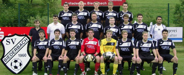Die erste Mannschaft des SV Biederbach...r neue Spielertrainer Gianluigi Palma.  | Foto: SV Biederbach