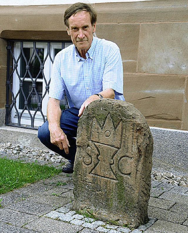 Gnter Wamer und der  Grenzstein aus dem St.-Clara-Wald  .   | Foto: Robert Bergmann