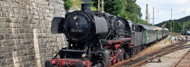 Zug mit Dampflokomotive im  Bahnhof Seebrugg    | Foto: Jrg Sauter