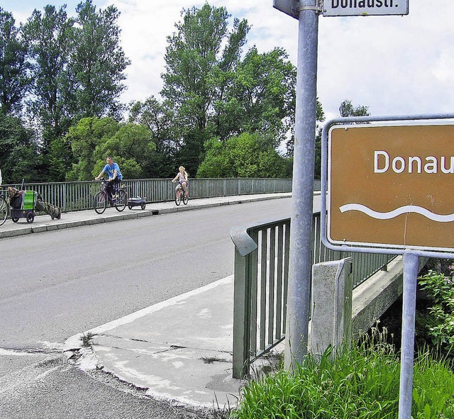 Bislang mssen Radfahrer auf den Fug...en ndern. Die Brcke wird ausgebaut.   | Foto: Vollmer