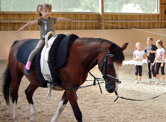 Viel Spa machte den Kindern das Voltigieren auf dem Pferd Chaplin.    | Foto: Melanie Dramac