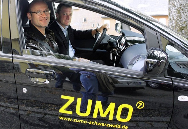 Gemeinsame Testfahrt: Ulrich Lusche (a... Axel Rauch das E-Mobil Probe fahren.   | Foto: Privat
