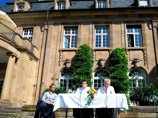 Inszenierung im Park: Der Regierungsch...tellvertreter demonstrieren Eintracht.  | Foto: DAPD