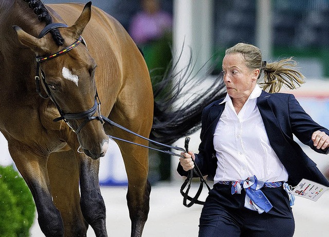 Bisweilen geht Isabell Werths &#8222;Gaul&#8220; Ernie mal mit ihr durch.  | Foto: dpa