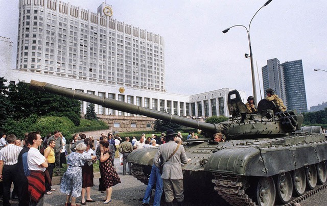 Moskauer Brger  leisteten am 19. Augu...n einrollende Panzer der Roten Armee.   | Foto: DPA