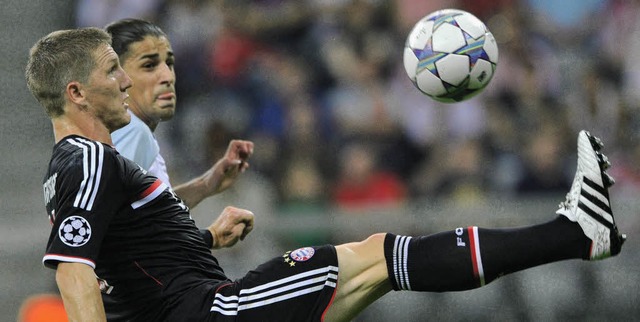 Soviel Eleganz war selten in der Arena...e) und der Zrcher  Ricardo Rodriguez   | Foto: dPa