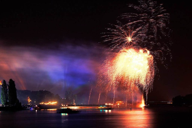 Das Feuerwerk ber dem Rhein zhlt jed...Hhepunkten des Breisacher Weinfestes.  | Foto: Hans-Peter Ziesmer