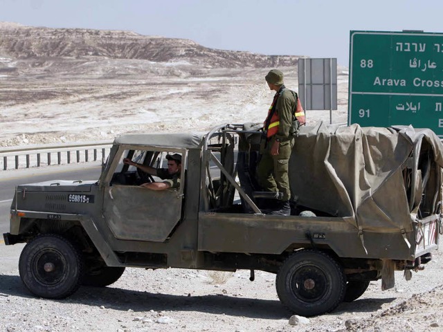Ein Armeefahrzeug kontrolliert eine W... der sich ein Anschlag abgespielt hat.  | Foto: AFP