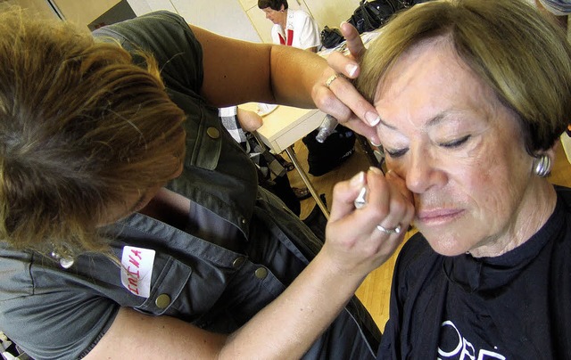 Gleich wird&#8217;s ernst &#8211; die ...t letzte Hand vor dem Fotoshooting an.  | Foto: Susanne Mller