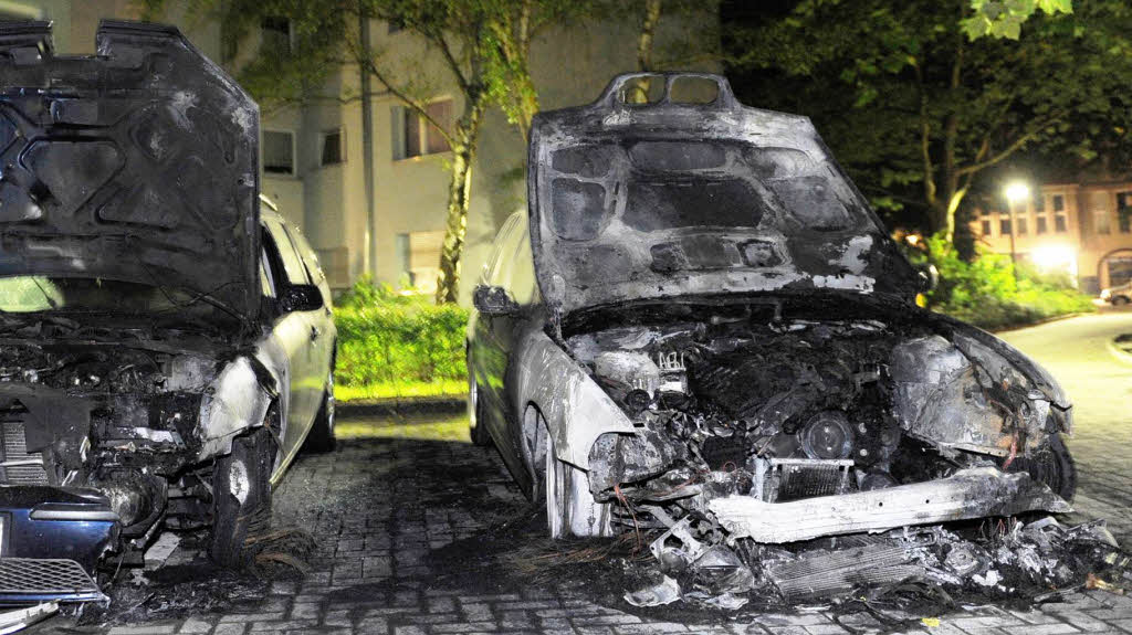 Im Stadtteil Charlottenburg haben Unbekannte einen Ford Mondeo (links) und einen 5er-BMW angezndet