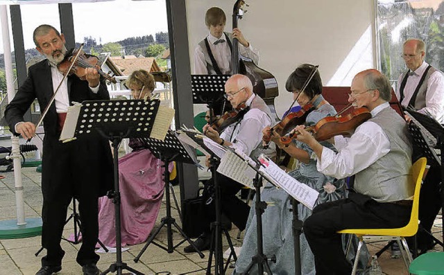 Stehgeiger Martin Junginger und sein O...ffeehaus-Musik fr beste Unterhaltung.  | Foto: Seifried