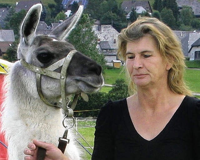 Der Zirkus kommt: Zirkuschefin und Mut...Weisheit mit Lama &#8222;Susi&#8220;.   | Foto: Spiegelhalter